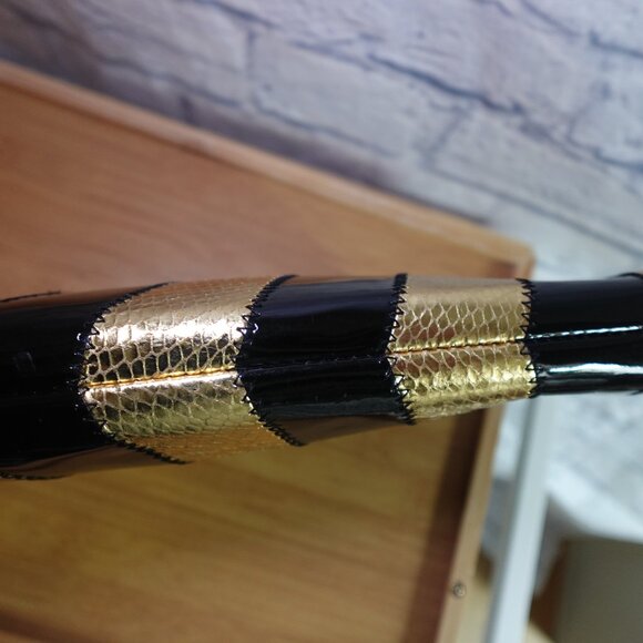 Vintage Marciano patent finish kiss lock clutch - Picture 10 of 14